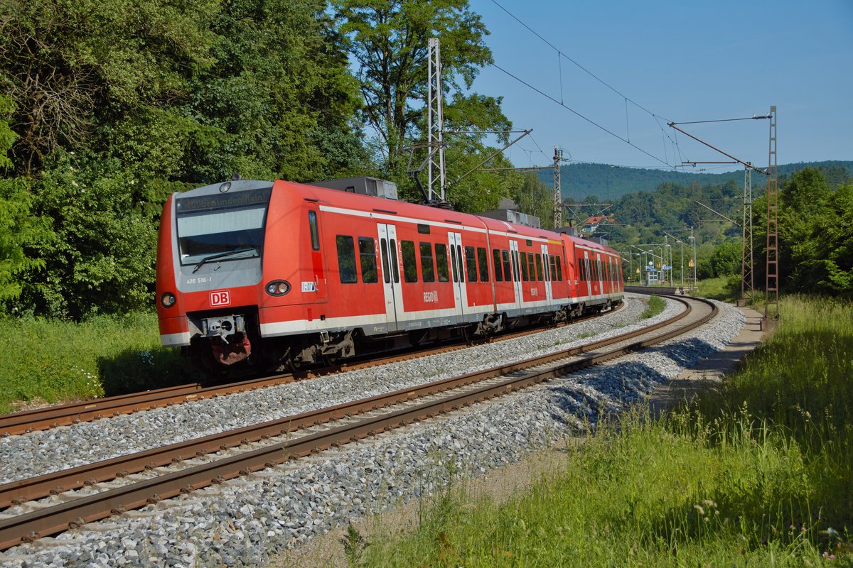 426 516-1 ist als RB 58 023 nach Schweinfurt Hbf.unterwegs und hat gerade den Bhf. von Rieneck verlassen.