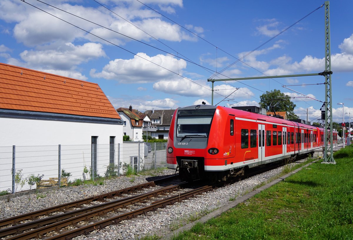 426 525-2 der Schönbuchbahn verlässt am 25.Juni 2020 den Bahnhof Dettenhausen in Richtung Böblingen.