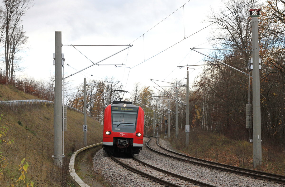 426 525 als RB 46 Dettenhausen-Böblingen am 20.11.2020 bei Böblingen Zimmerschlag. 