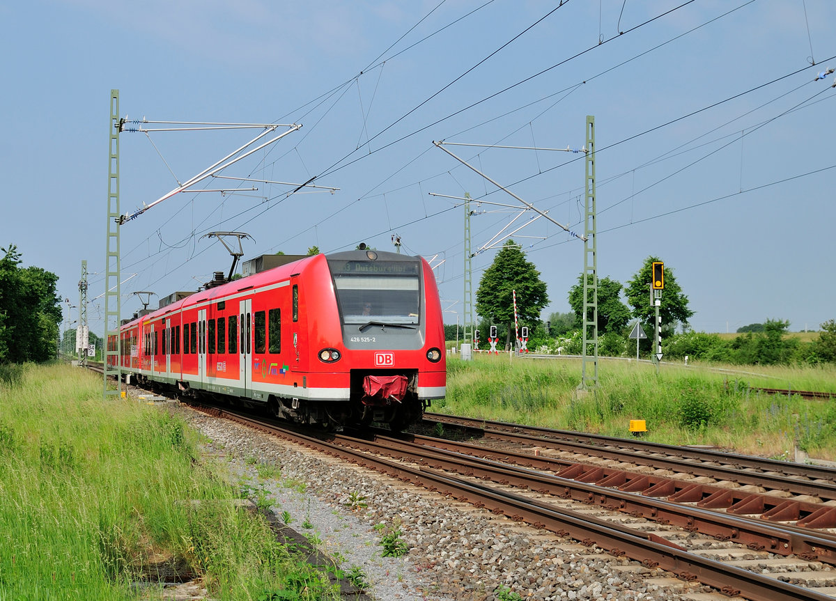 426 525 RB 33, Rhein-Niers-Bahn, auf der KBS 485 Km 34,2 muß das Gleis bei der Einfahrt in Lindern wechsel. Doppeltraktion am 1.6.2017