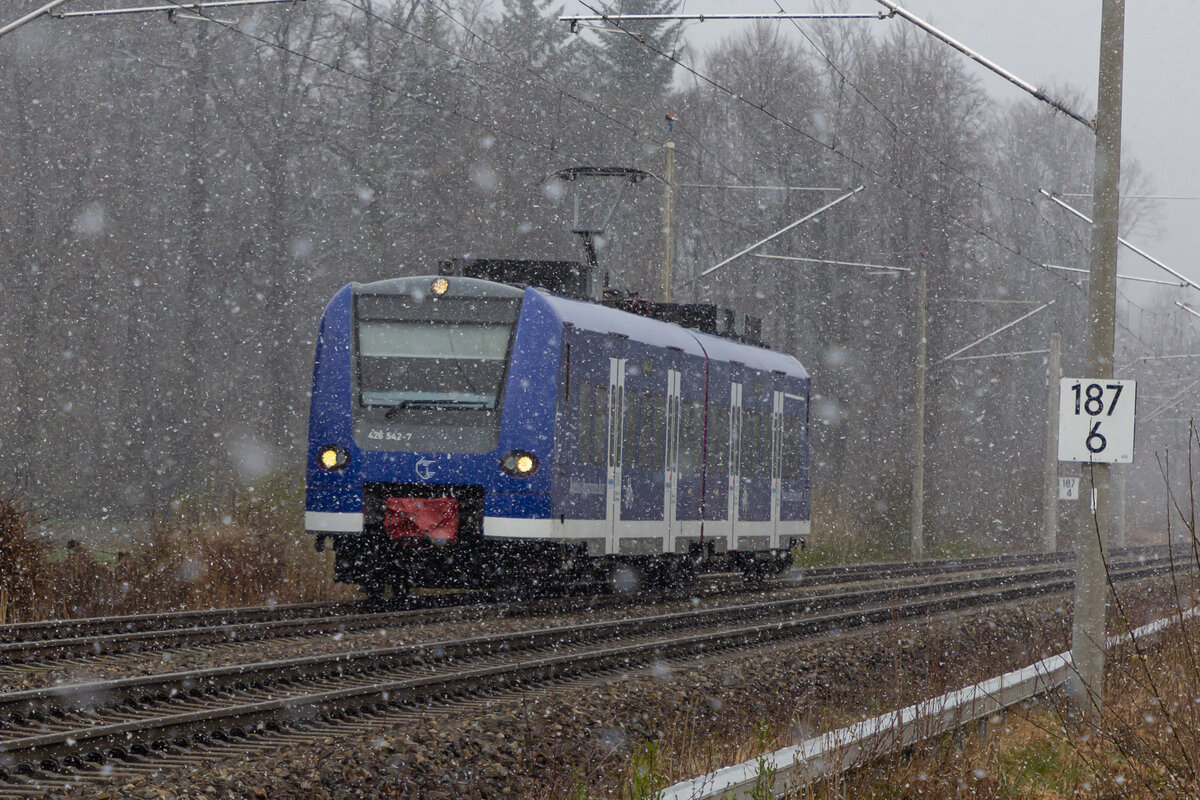 426 542-7 der BOB kämpft sich durch den starken Schneefall nach Friedrichshafen bei Meckenbeuren am 2.4.22