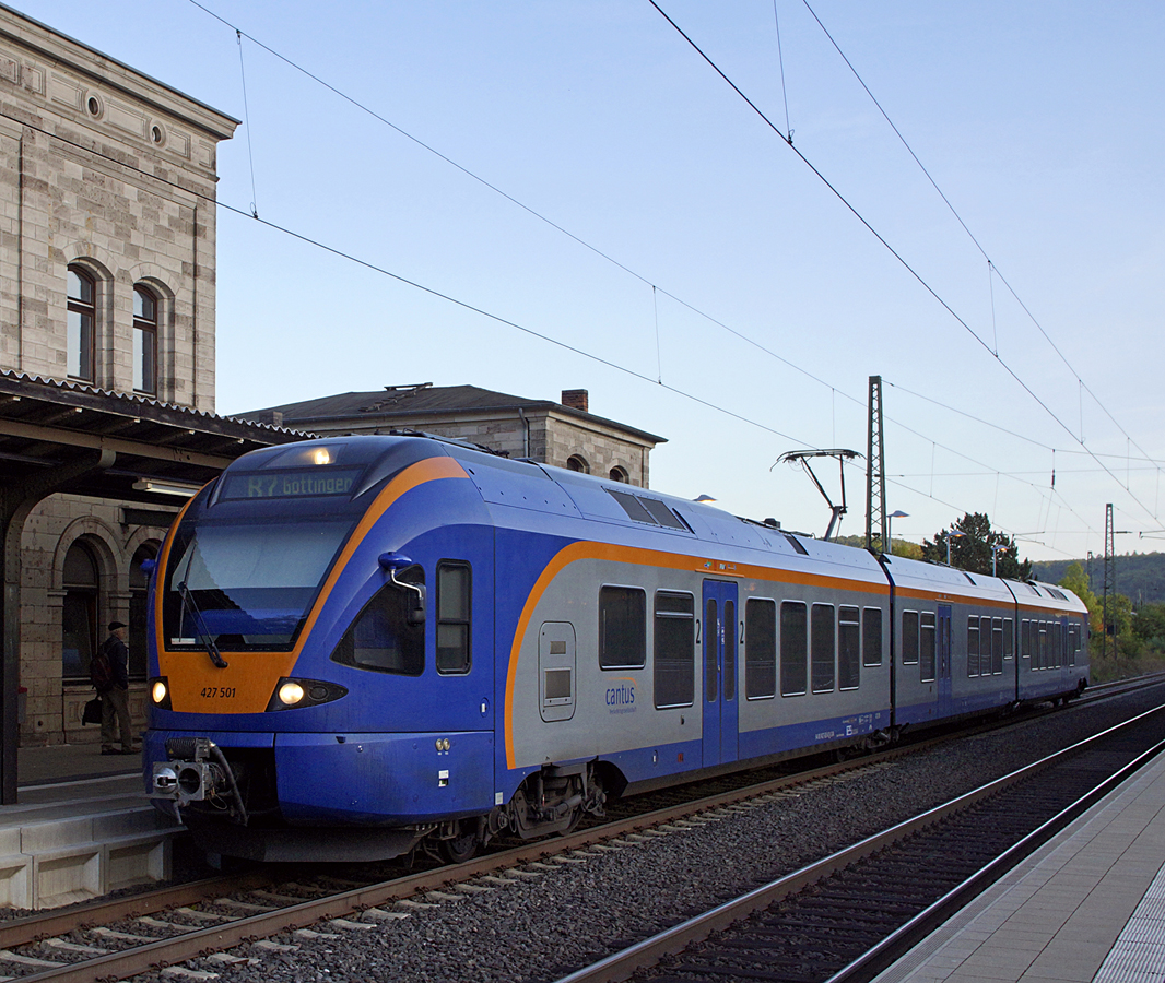 427 001 Als R7 von Bebra nach Göttingen hält am Abend des 02.10.2013 im Bahnhof Bad Sooden-Allendorf.

Bildrechte: IKM, Stadt Bad Sooden-Allendorf