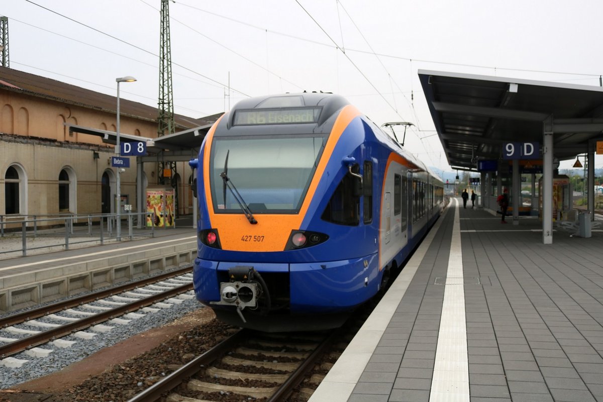 427 007 (Stadler Flirt) der cantus Verkehrsgesellschaft mbH als CAN29777 (R6) nach Eisenach steht im Startbahnhof Bebra bereit. [1.5.2017 - 15:04 Uhr]