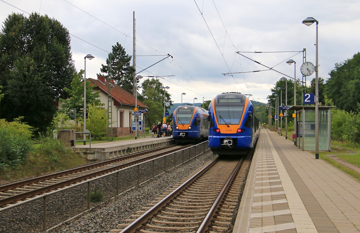 427 052 als R7 nach Göttingen und 427 003 als R7 nach Bebra beim Halt in Wehretal-Reichensachsen. Aufgenommen am 28.08.2015.