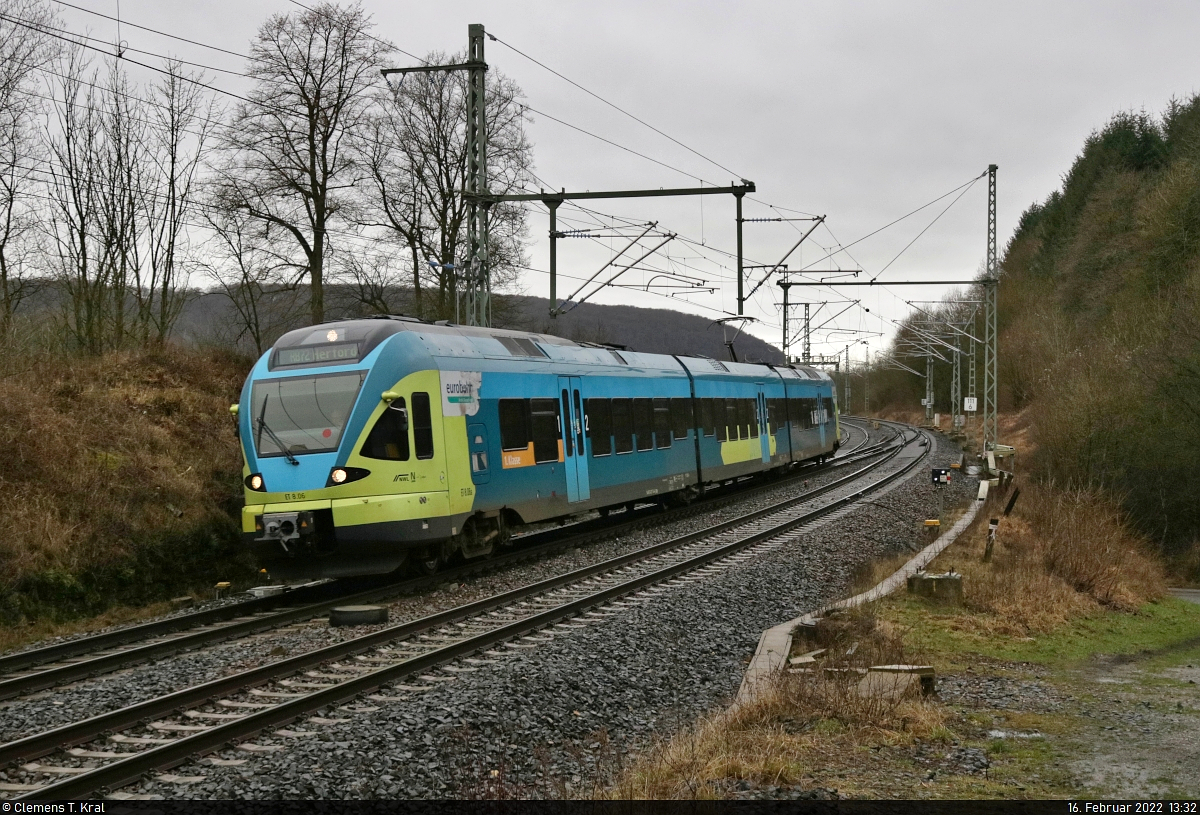 427 114-4 (ET 8.06a | Stadler FLIRT) unterwegs in Altenbeken, Am Kalkofen.

🧰 eurobahn GmbH & Co. KG
🚝 RB 90666 (RB72) Paderborn Hbf–Herford
🕓 16.2.2022 | 13:32 Uhr