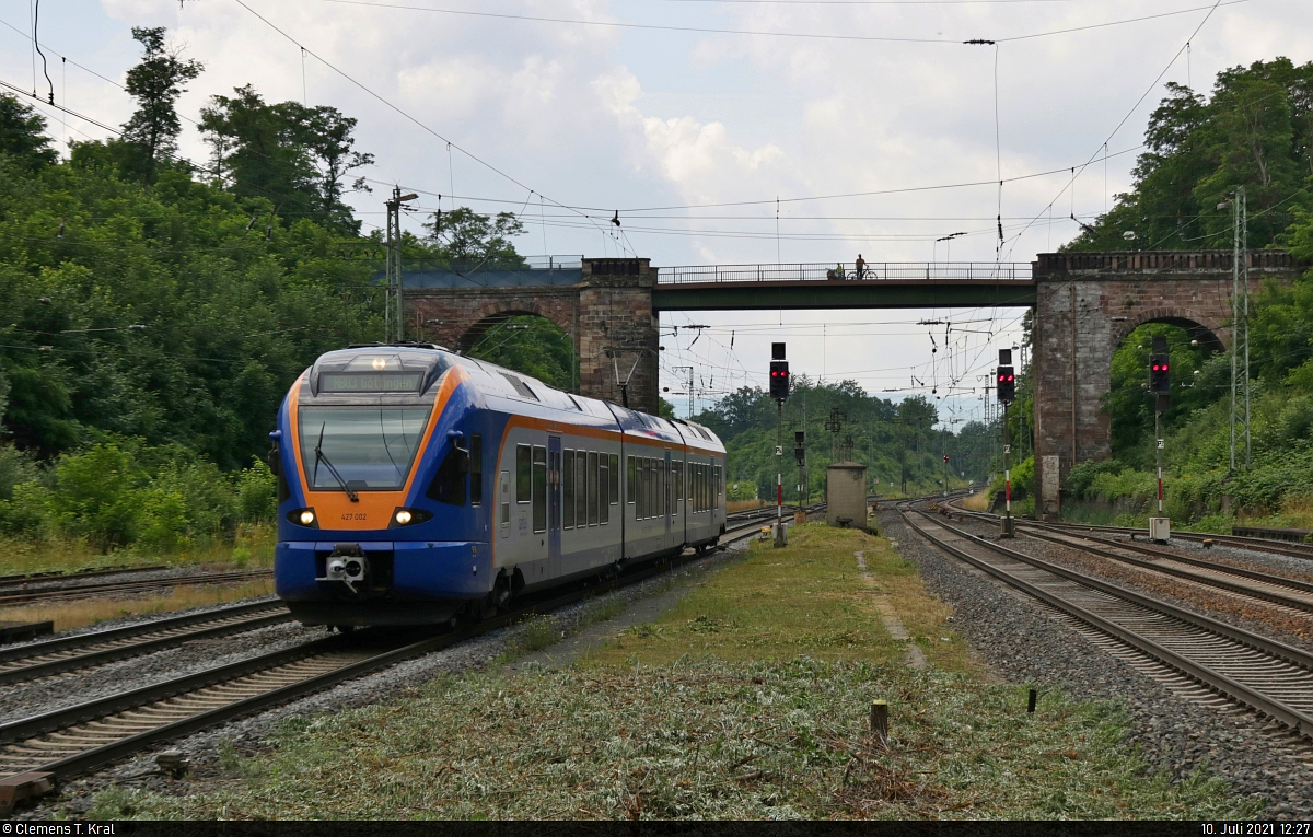 427 136-7 (427 002 | Stadler FLIRT) erreicht, von Kassel kommend, den Bahnhof Eichenberg auf Gleis 4. Hier wird sich der Zug mit der RB87 von Bebra vereinigen, die gleich danach ankommen wird. Zusammen geht es dann nach Göttingen.
Aufgenommen am Ende des Bahnsteigs 3/4.

🧰 cantus Verkehrsgesellschaft mbH
🚝 RB 24014 (RB83) Kassel Hbf–Göttingen
🚩 Bahnstrecke Frankfurt–Göttingen (KBS 613)
🕓 10.7.2021 | 12:27 Uhr