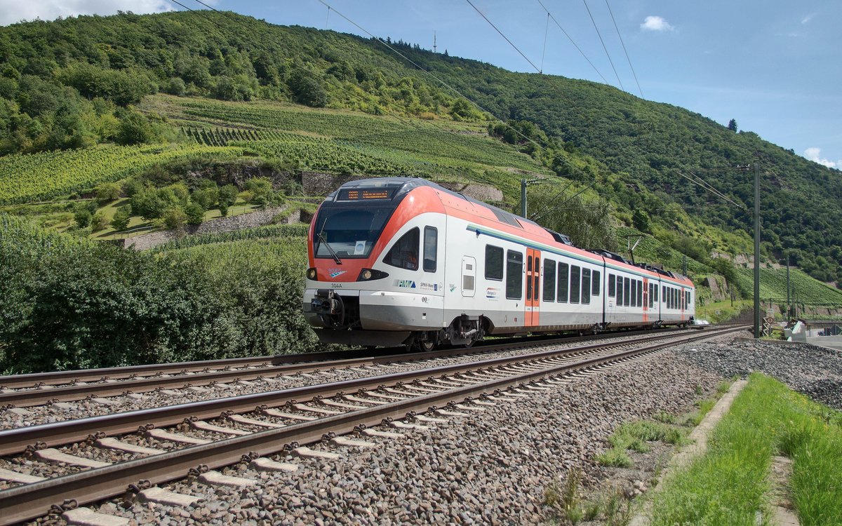 427 152-4 (304 A) ist hier als RB 10 bei Assmannshausen am 09.08.2017 zu sehen.