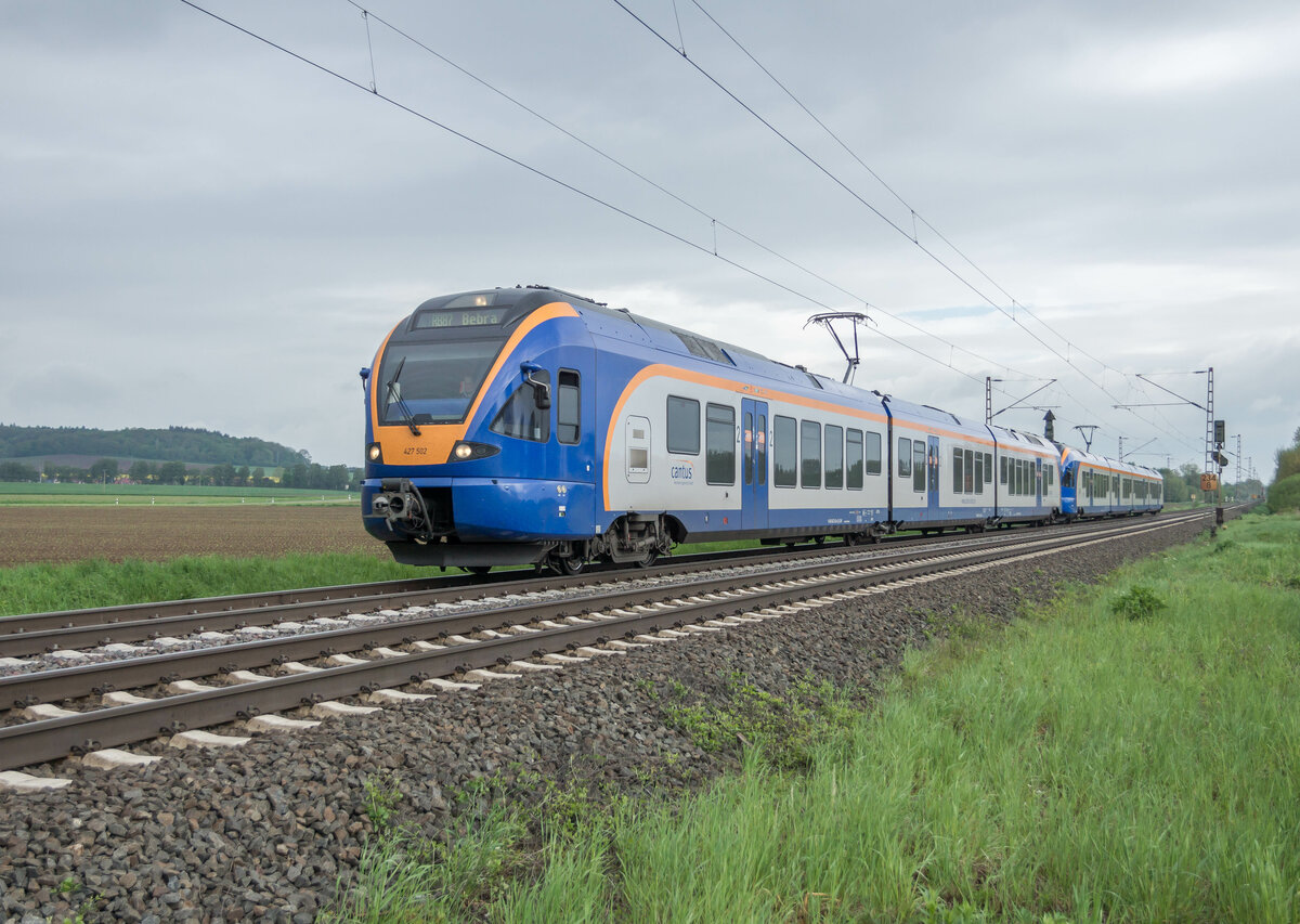 427 502 ist als RB 87 in Richtung Bebra bei Friedland unterwega,18.05.2021.
