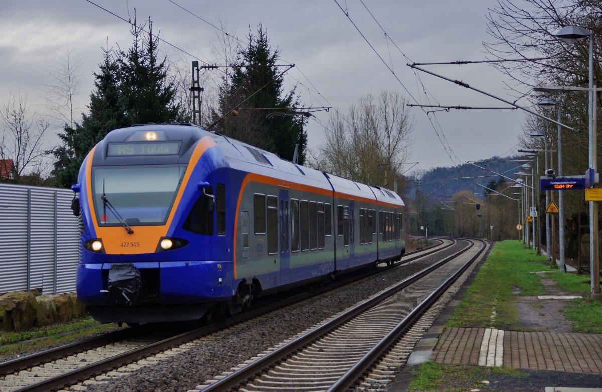 427 505 mit dem R5 nach Fulda von Kassel kommend am 15.12.14 fährt in den Haltepunkt von Ludwigsau-Friedlos ein.