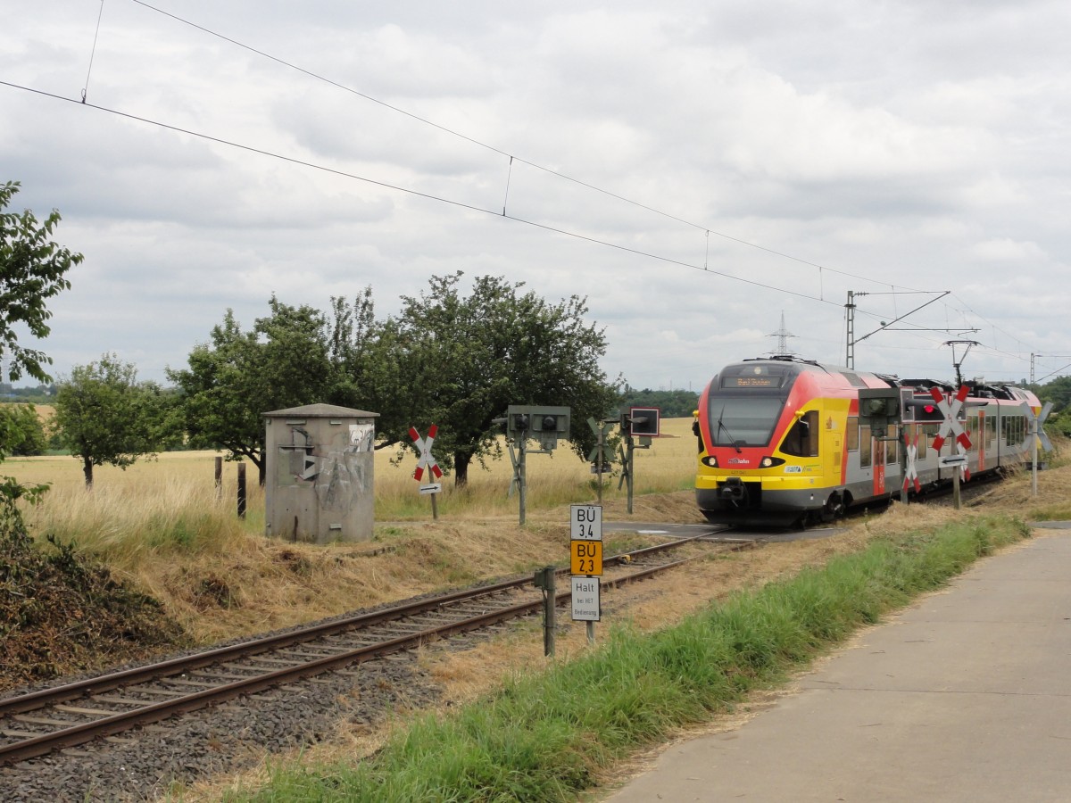 427 541 HLB auf RMV-Linie 13 Frankfurt-Höchst - Bad Soden a.T. ( Sodener Bahn , KBS 643) am Wochenende des 28./29. Juni 2014. BÜ  Feldweg A66  km 3,4.