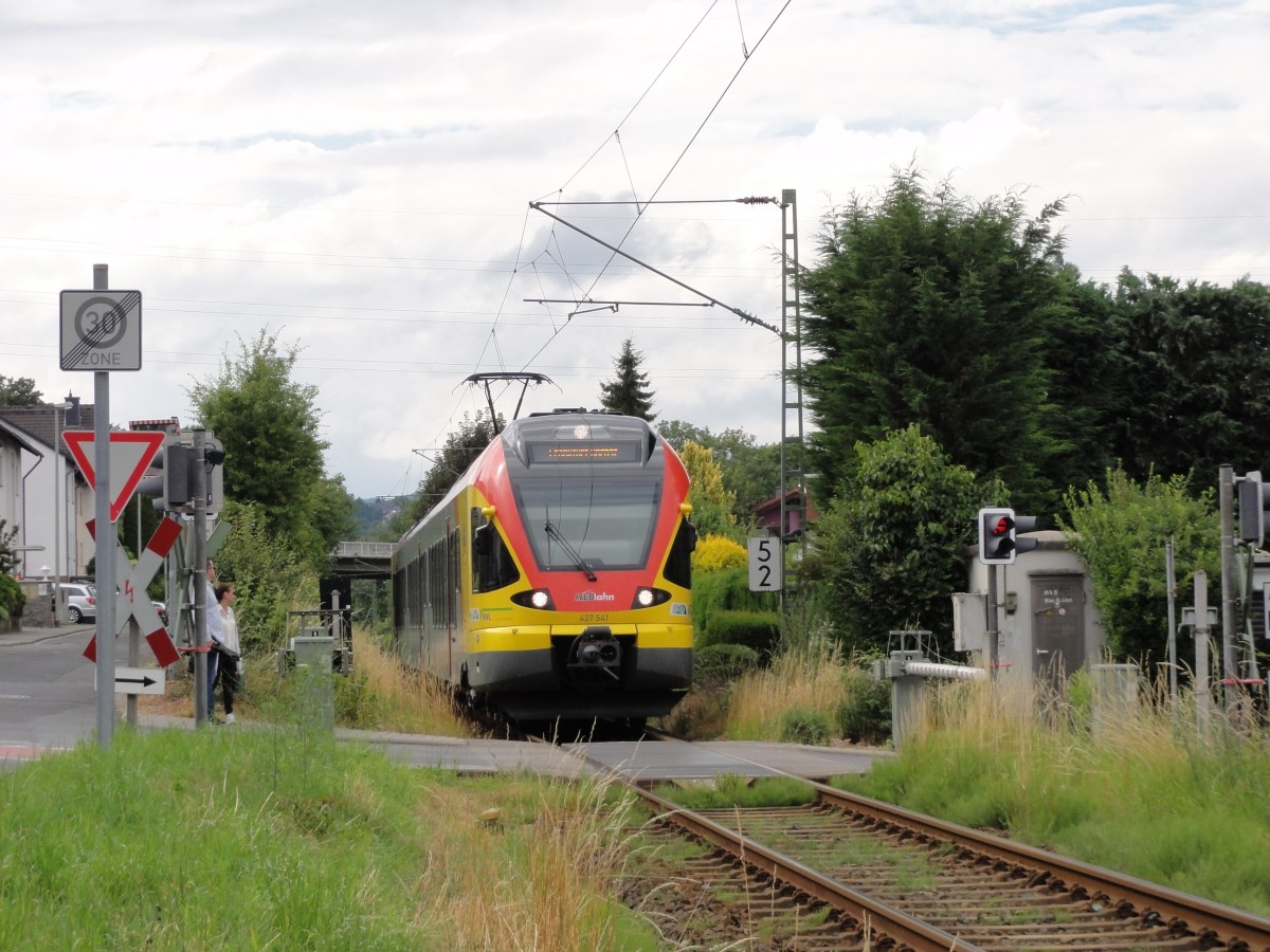 427 541 HLB auf RMV-Linie 13 Frankfurt-Höchst - Bad Soden a.T. ( Sodener Bahn , KBS 643) am Wochenende des 28./29. Juni 2014. BÜ  Oberliederbacher Weg  km 5,2 in Sulzbach/Ts. Ein außerplanmäßiger Einsatz, denn KBS 643 ist die einzige elektrifizierte Strecke in Deutschland, auf der im Regelbetrieb mit Dieseltraktion gefahren wird!!!