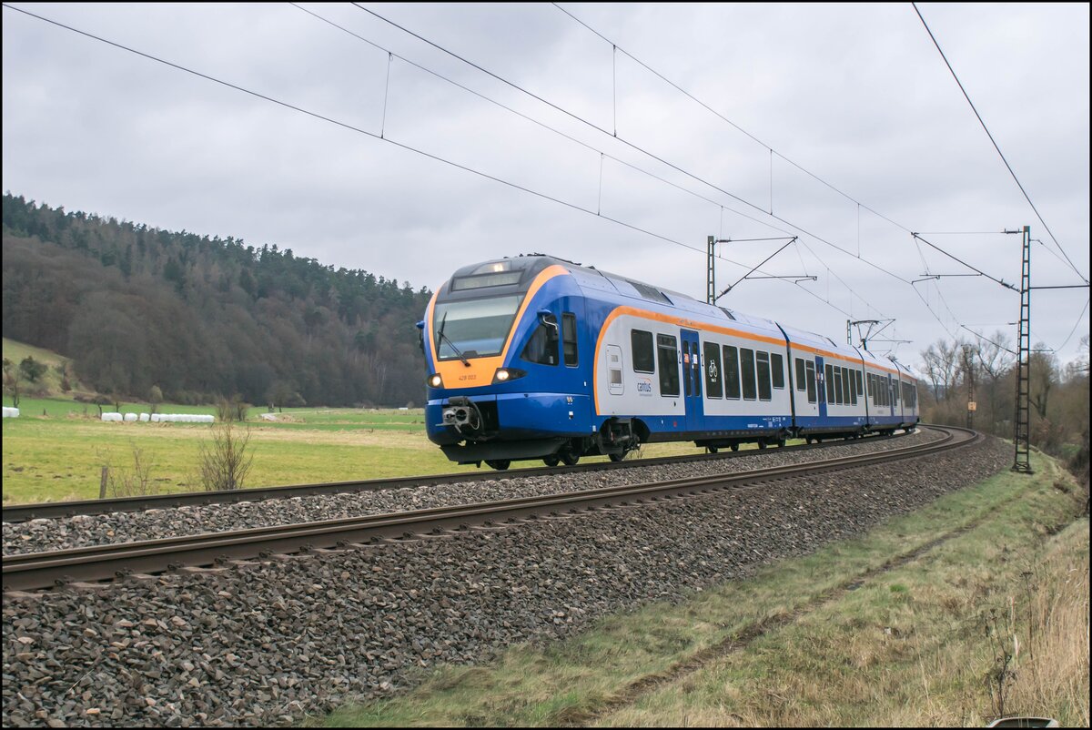 428 003 ist als RB 5 in Richtung Fulda bei Hermannspiegel zu sehen am 09.02.2022.