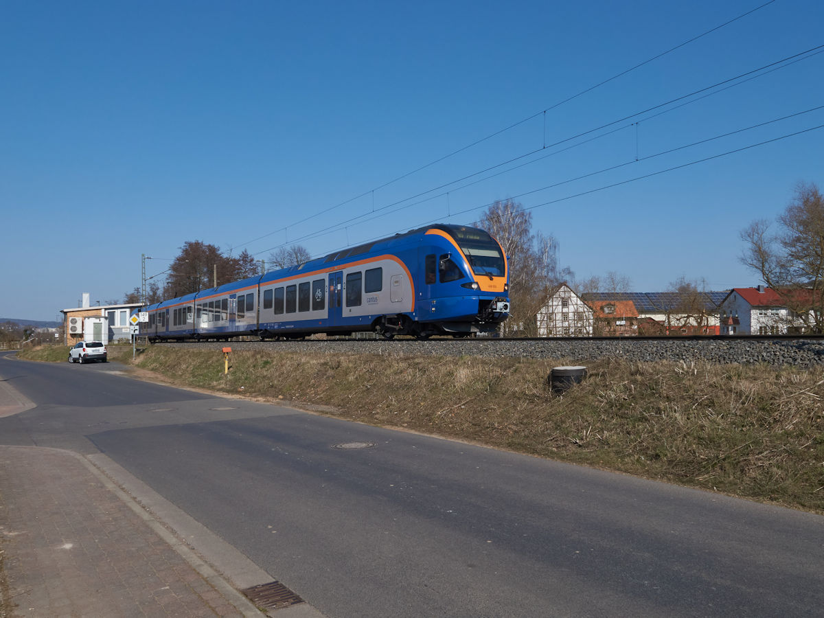 428 052 war am 13.03.2022 als RB 24229 auf dem Weg von Kassel nach Fulda und durchfuhr südlich von Bad Hersfeld den Ort Unterhaun. Die gesamte Gemeinde Hauneck, zu der Unterhaun gehört, hat keinen Bahnhalt. Ob sich dies mit der geplanten Neubaustrecke ändert, bleibt abzuwarten.