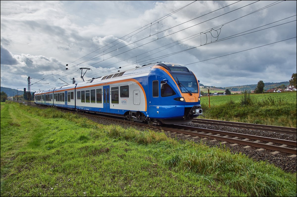 428 500 cantus ist als RB Linie R5 in Richtung Kassel Hbf. bei Reilos am 04.10.2017 unterwegs.
