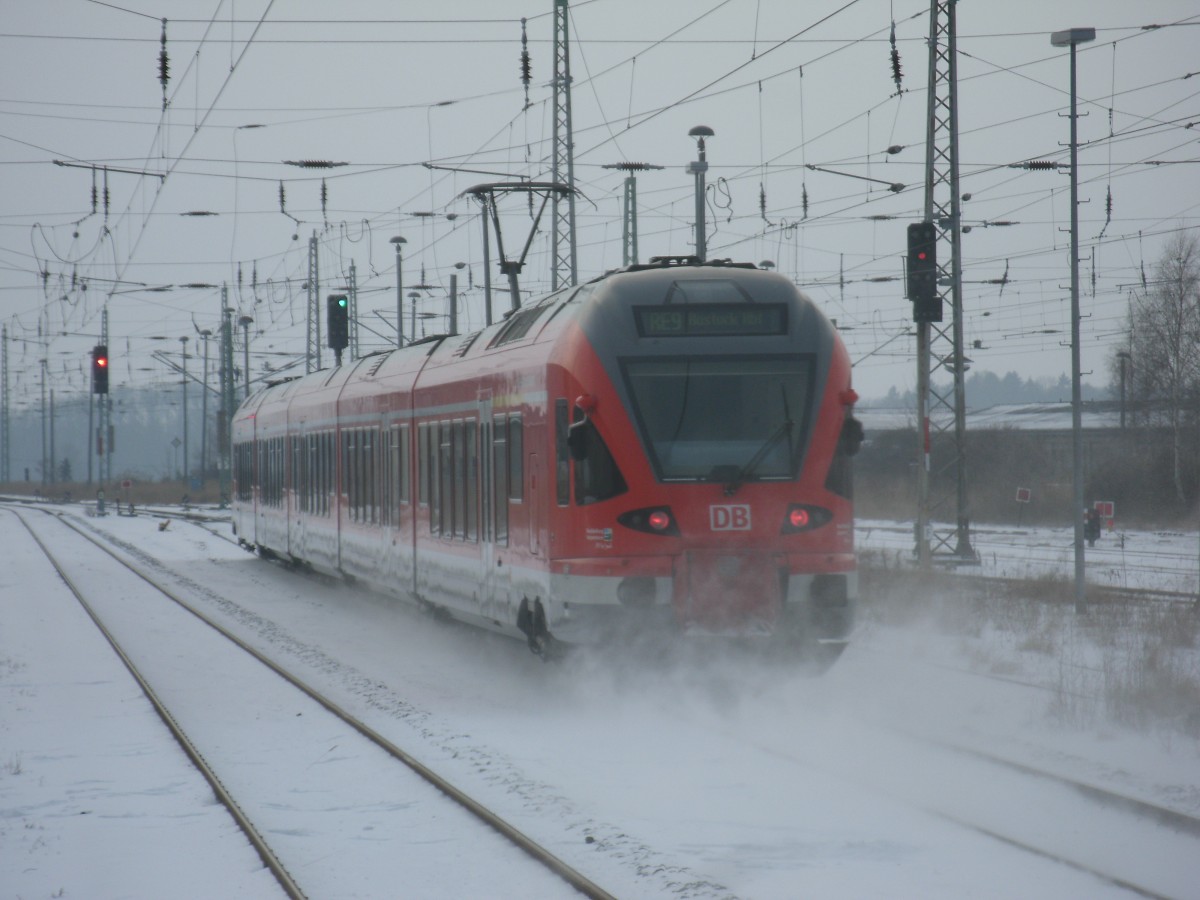 429 028 verließ,als RE 13012 Sassnitz-Rostock,am 28.Januar 2014,den Bahnhof Bergen/Rügen.