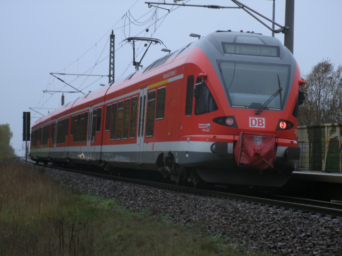 429 028,als RE 13006 Sassnitz-Rostock,beim Halt,am 04.November 2013,am Haltepunkt Stralsund Grnhufe.