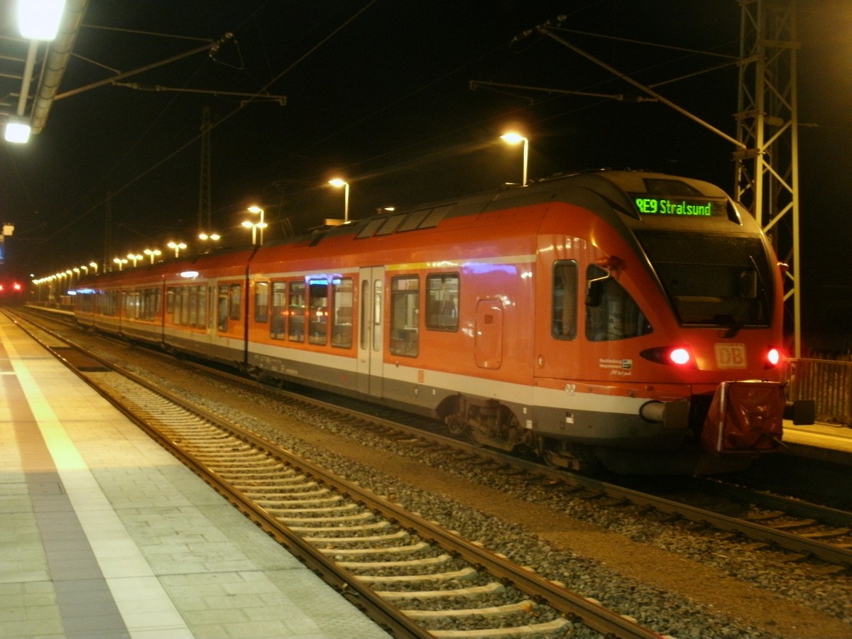 429 029,als RE 13034 Bergen/Rgen-Stralsund,am 13.Oktober 2013,am Abend in Bergen/Rgen.