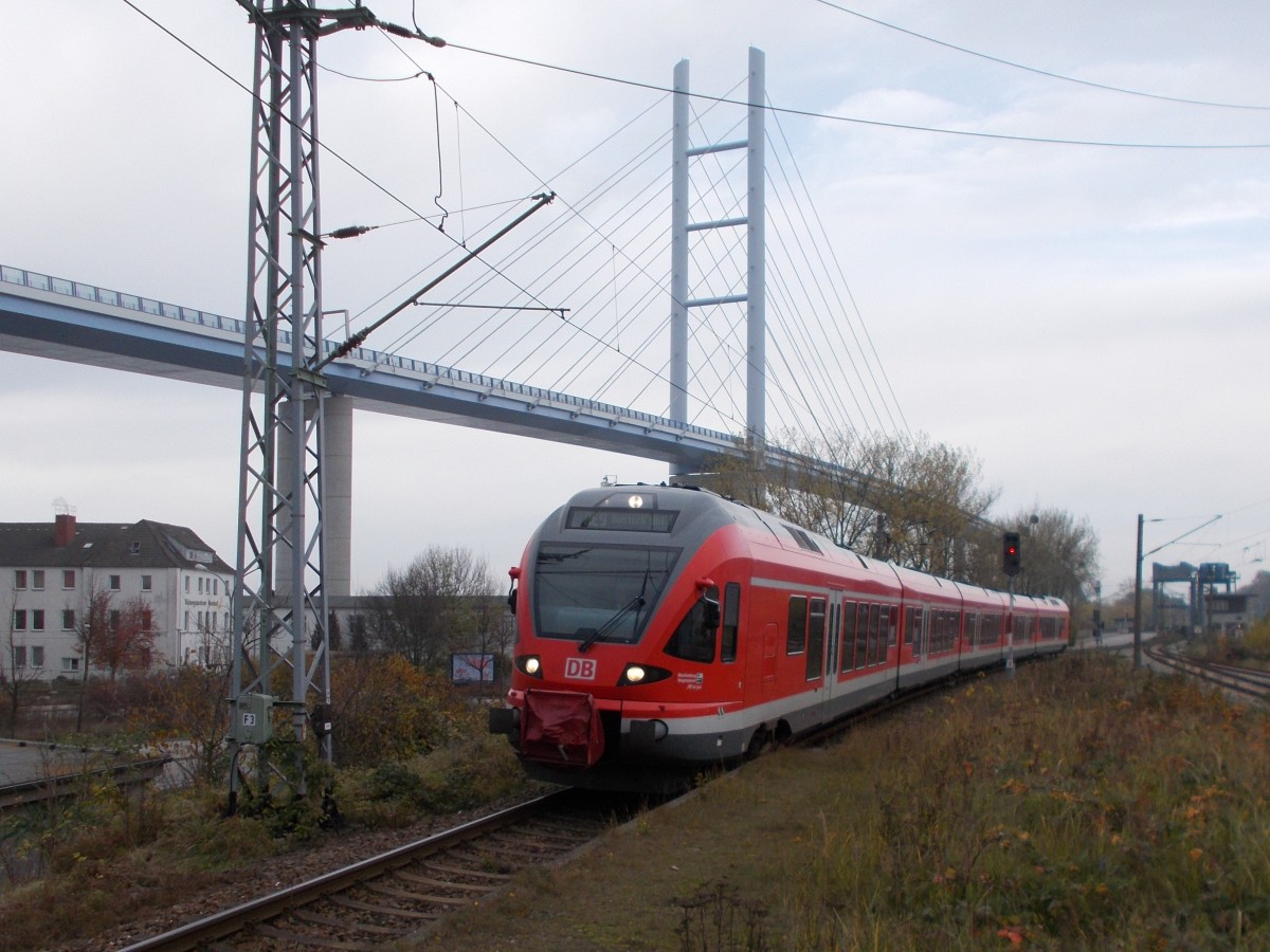 429 030 fuhr,am 04.November 2015,in den Bahnhof Stralsund Rügendamm.