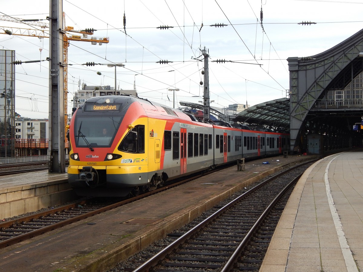 429 041 kam am 5.12 als Weihnachtsmarkt Sonderzug von Gießen nach Köln Hbf.

Köln 05.12.2015