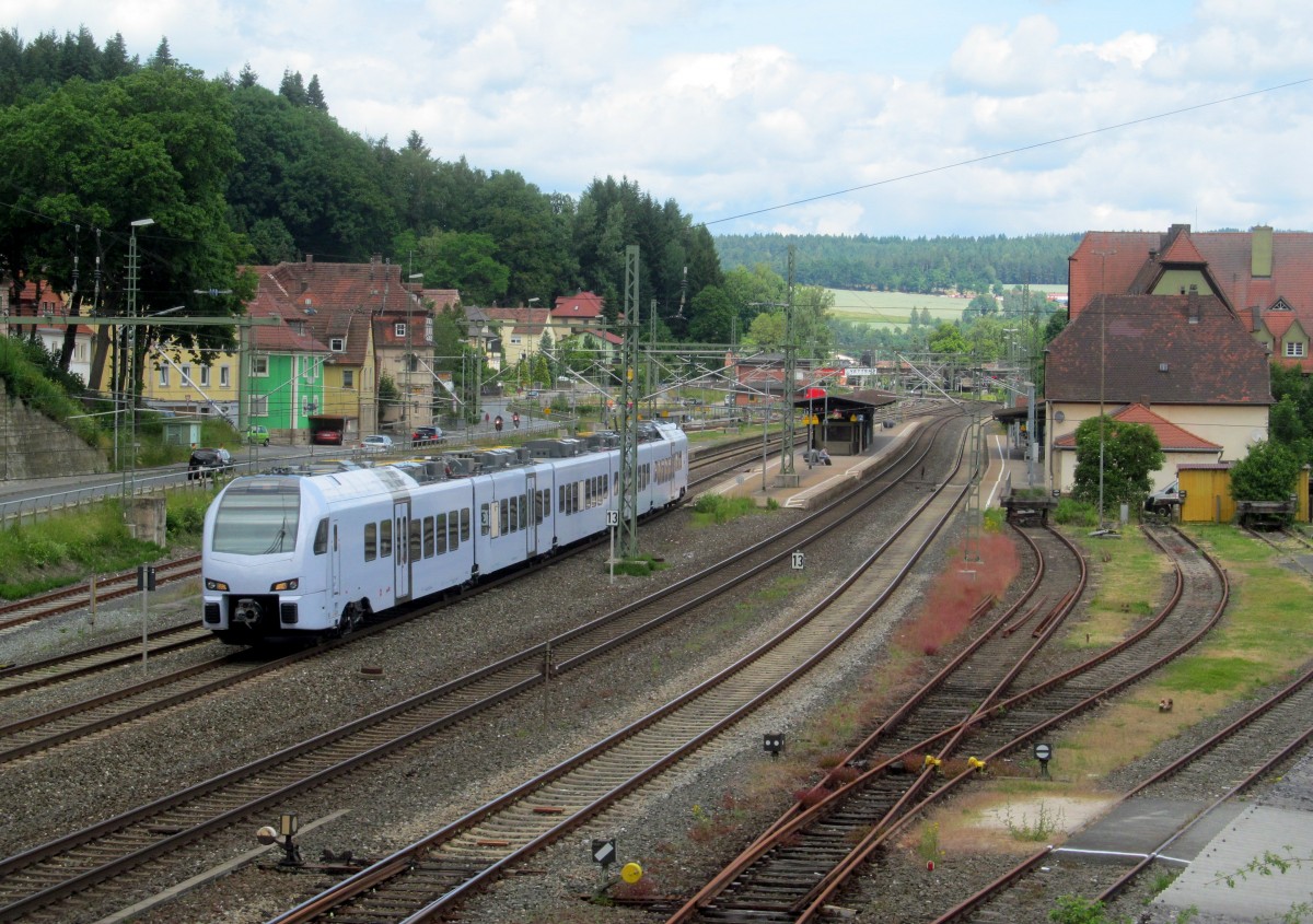 429 100 durchfährt am 15. Juni 2014 den Bahnhof Kronach in Richtung Lichtenfels.