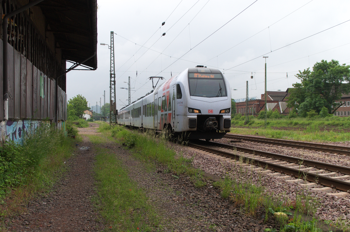 429 103 ist pünktlich als RE Kaiserslautern - Koblenz auf der Saarstrecke unterwegs. In fünf Minuten wird Saarlouis erreicht. Hier in Höhe der ehemaligen Bahnmeisterei Bous lag der Gleisanschluss zur Bahnmeisterei, ein weiterer Anschluss zu Ikea und zu einem Schrotthändler. Seit MORA C sind die Anschlüsse, bis auf das Stahlwerk Bous, in Bereich Bahnhof Bous verschwunden. 04.06.2016 Bahnstrecke 3230 Saarbrücken - Karthaus