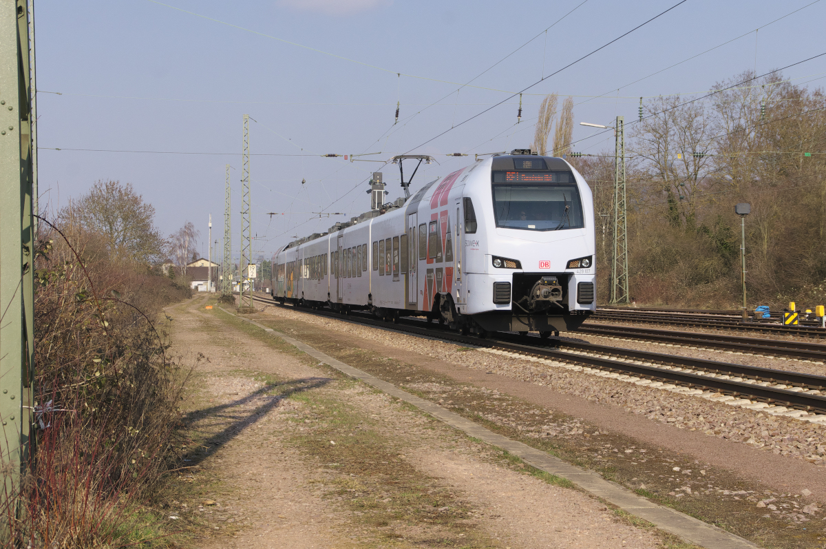 429 107 ist als RE (SÜWEX) Koblenz - Mannheim im Saartal unterwegs und hat gerade den Bahnhof Ensdorf Saar durchfahren. 28.02.2019