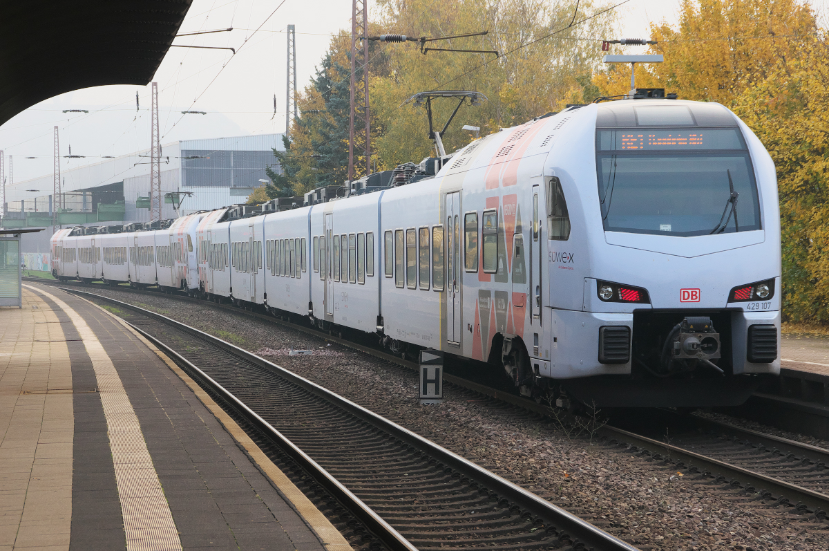 429 107 und ein Schwestertriebwagen sind als RE nach Mannheim unterwegs. Der Süwex verlässt am 03.11.2017 den Hbf. von Saarlouis.