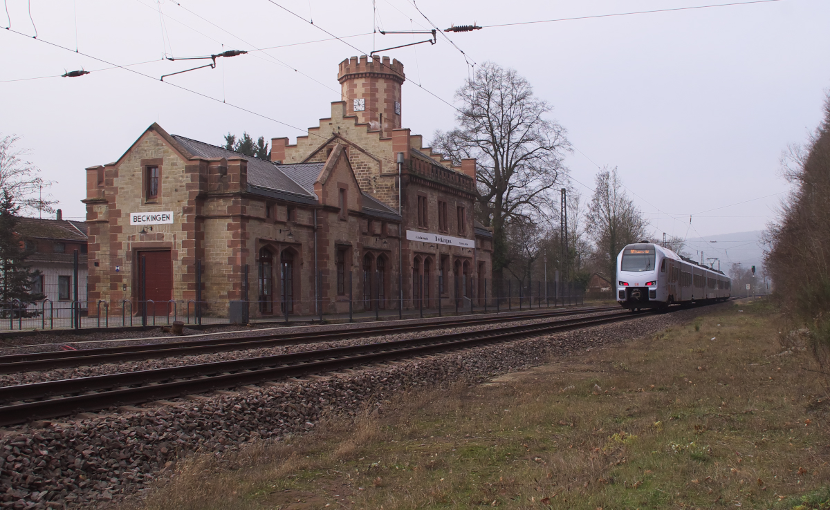 429 112 ist bei diesigem Wetter als RE (SÜWEX) nach Koblenz unterwegs und durchfährt den ehemaligen Bahnhof Beckingen Saar. Bahnstrecke 3230 Saarbrücken - Karthaus am 17.12.2016