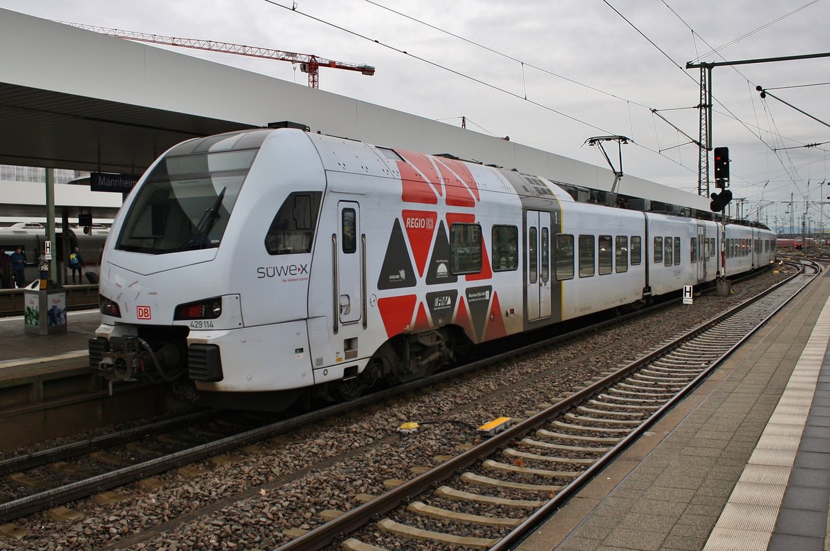 429 114-2 und 429 608-3 kamen am 27.12.2017 als RE1 (RE4108) von Koblenz Hauptbahnhof nach Mannheim Hauptbahnhof, soeben wird dieser in die Abstellung verlassen. 