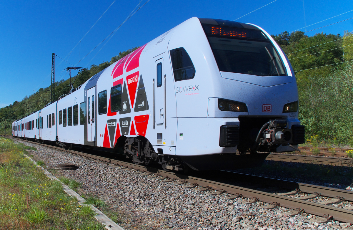 429 114 ist als   SÜWEX   Koblenz - Saarbrücken fast am Ziel seiner Reise. Noch 6,8 Km sind es bis zum Saarbrücker Hauptbahnhof. Bahnstrecke 3230 Saarbrücken - Karthaus am 28.09.2015 in Luisenthal Saar