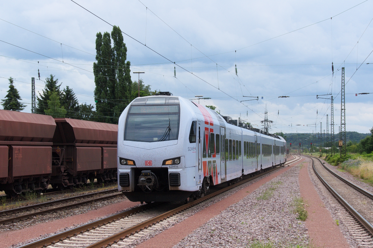 429 114 ist als RE (süwex) nach Koblenz kurz vor dem Bahnhof Ensdorf, der ohne Halt durchfahren wird, unterwegs. 12.07.2016 Bahnstrecke 3230 Saarbrücken - Karthaus