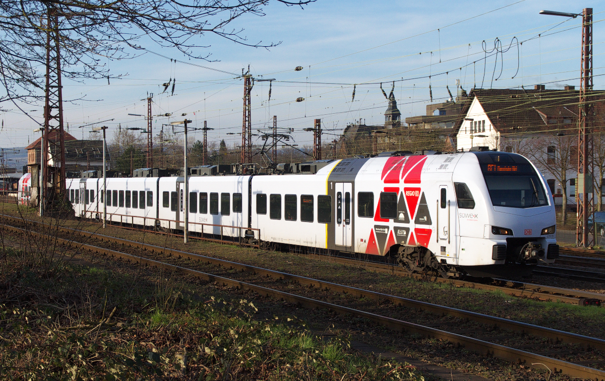 429 115 hat als RE (SÜWEX) Koblenz - Mannheim gerade den Bahnhof Dillingen-Saar verlassen. Bahnstrecke 3230 Saarbrücken - Karthaus am 27.02.2016