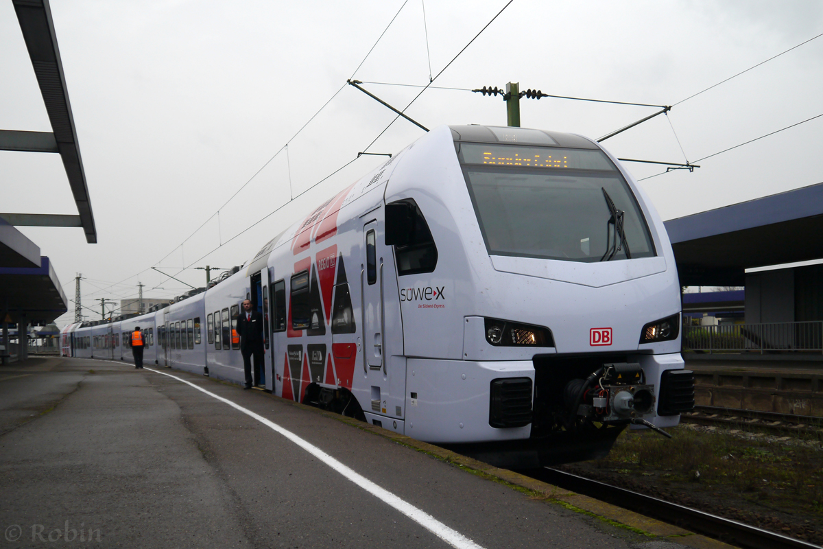 429 116-7 hält auf der kostenlosen Publikumsfahrt von Saarbrücken nach Mannheim auch in Ludwigshafen.

(6.Dezember 2014)