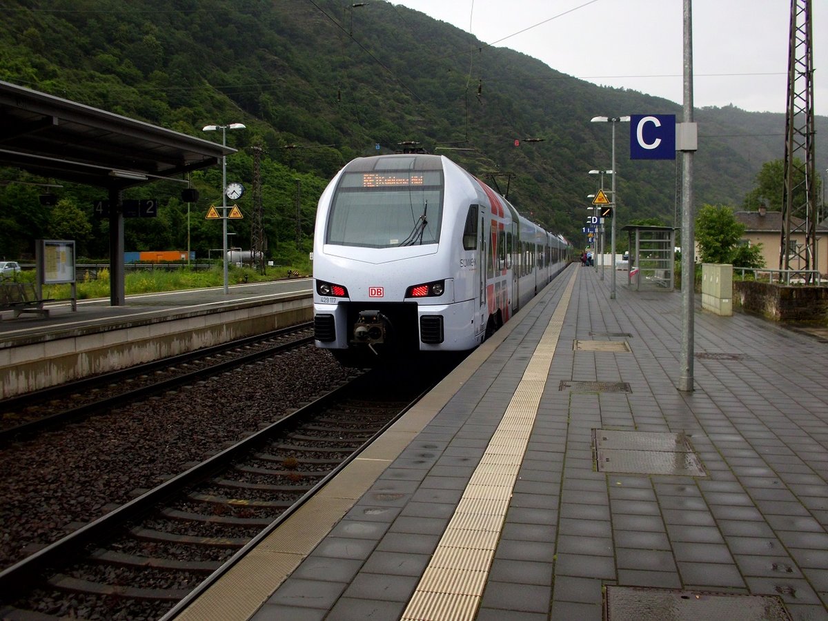 429 117 (Stadler Flirt 160) von DB Regio Südwest mit BR 2300 (Stadler KISS) der CFL an der Spitze als RE1 bzw. RE11 nach Koblenz Hbf fährt aus dem Bahnhof Cochem (Mosel) bei regnerischem Wetter. [26.6.2016]
