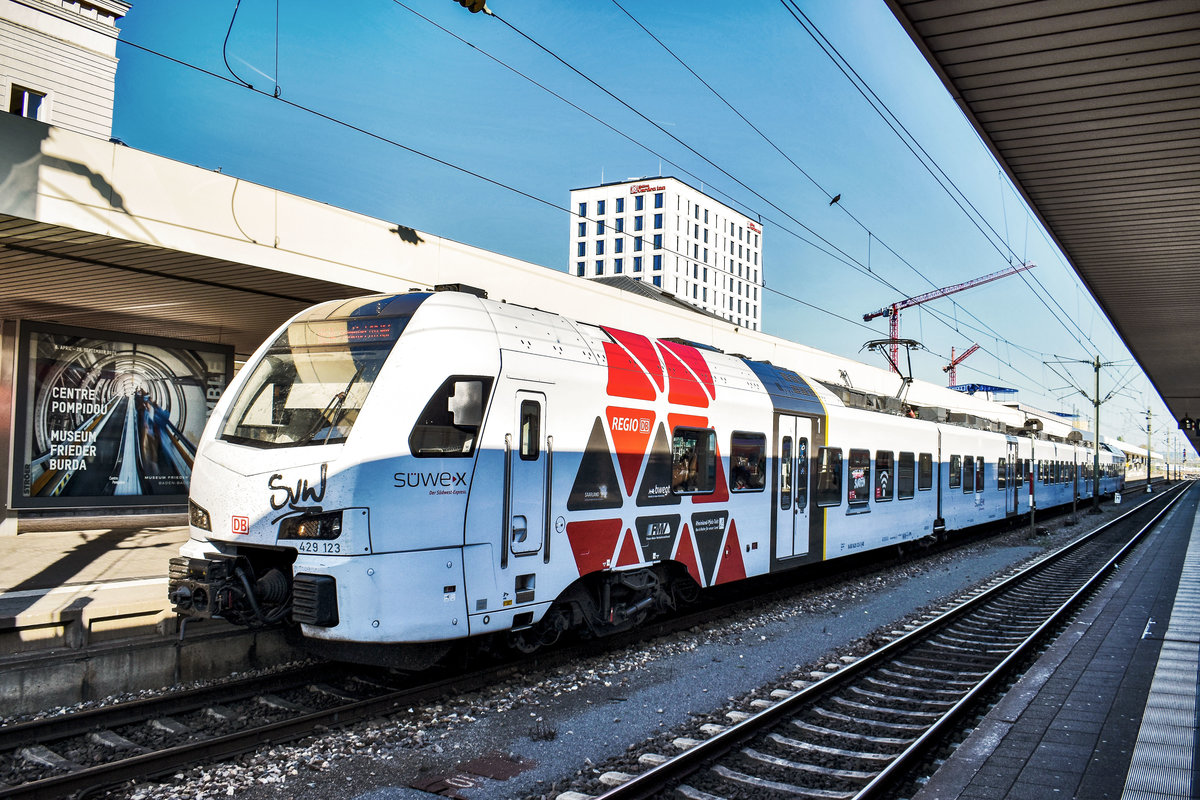 429 123 wartet als RE 4496 (Mannheim - Worms Hbf - Mainz Hbf - Frankfurt (Main) Hbf), in Mannheim Hbf, auf die Abfahrt.
Aufgenommen am 19.4.2019.