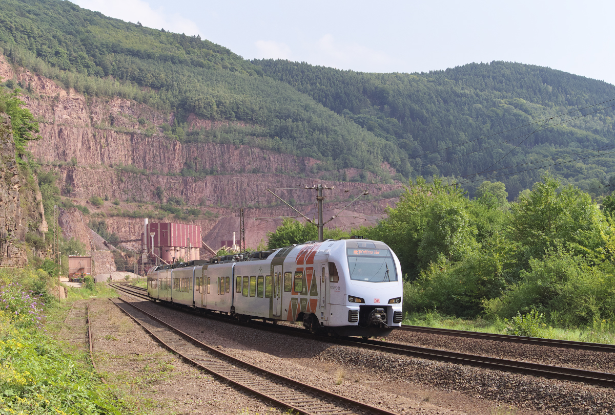 429 125 ist als RE (Süwex) nach Koblenz unterwegs. Bei Taben im Saartal wird die gesamte Landschaft durch den roten Staub des Steinbruchs geprägt. Bahnstrecke 3230 am 26.08.2017