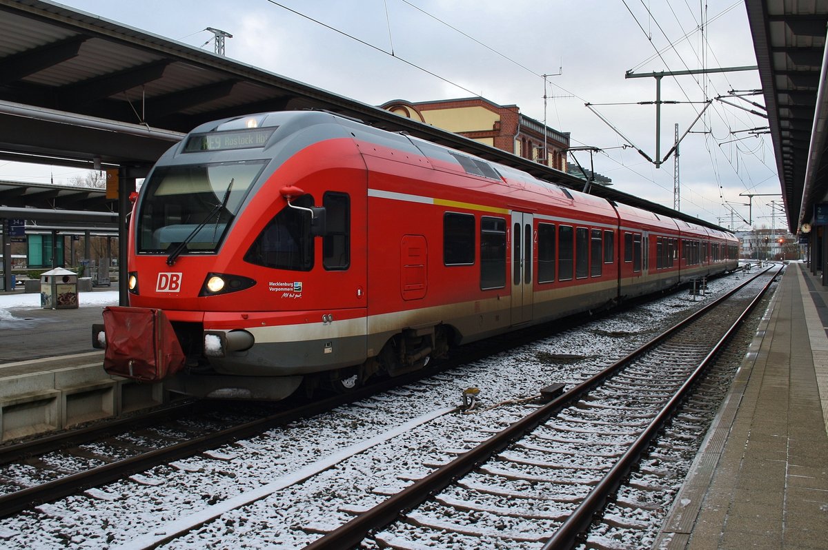 429 526-7 steht am 15.1.2017 als RE9 (RE13009) nach Sassnitz im Rostocker Hauptbahnhof.