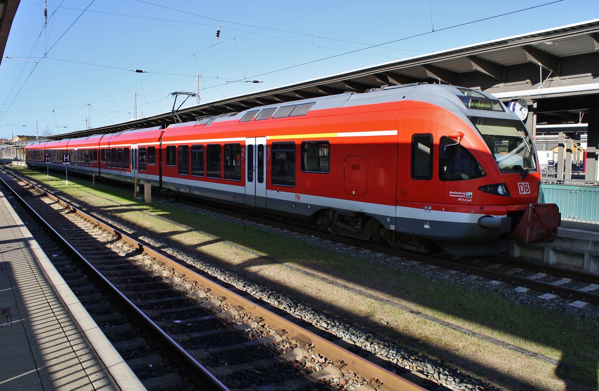429 527-5 steht am 7.11.2017 als S1 nach Warnemünde im Rostocker Hauptbahnhof bereit.