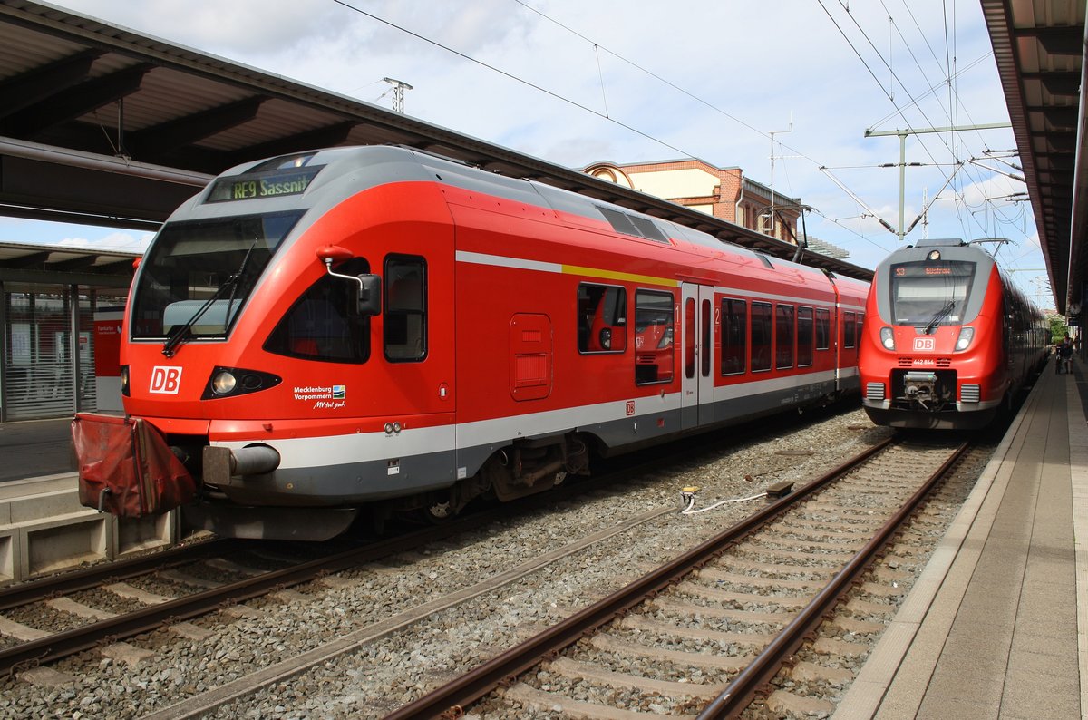 429 529-1 wartet als RE9 (RE13009) von Rostock Hauptbahnhof nach Sassnitz zusammen mit 442 844-7 als S3 von Warnemünde nach Güstrow am 28.7.2016 im Rostocker Hauptbahnhof.