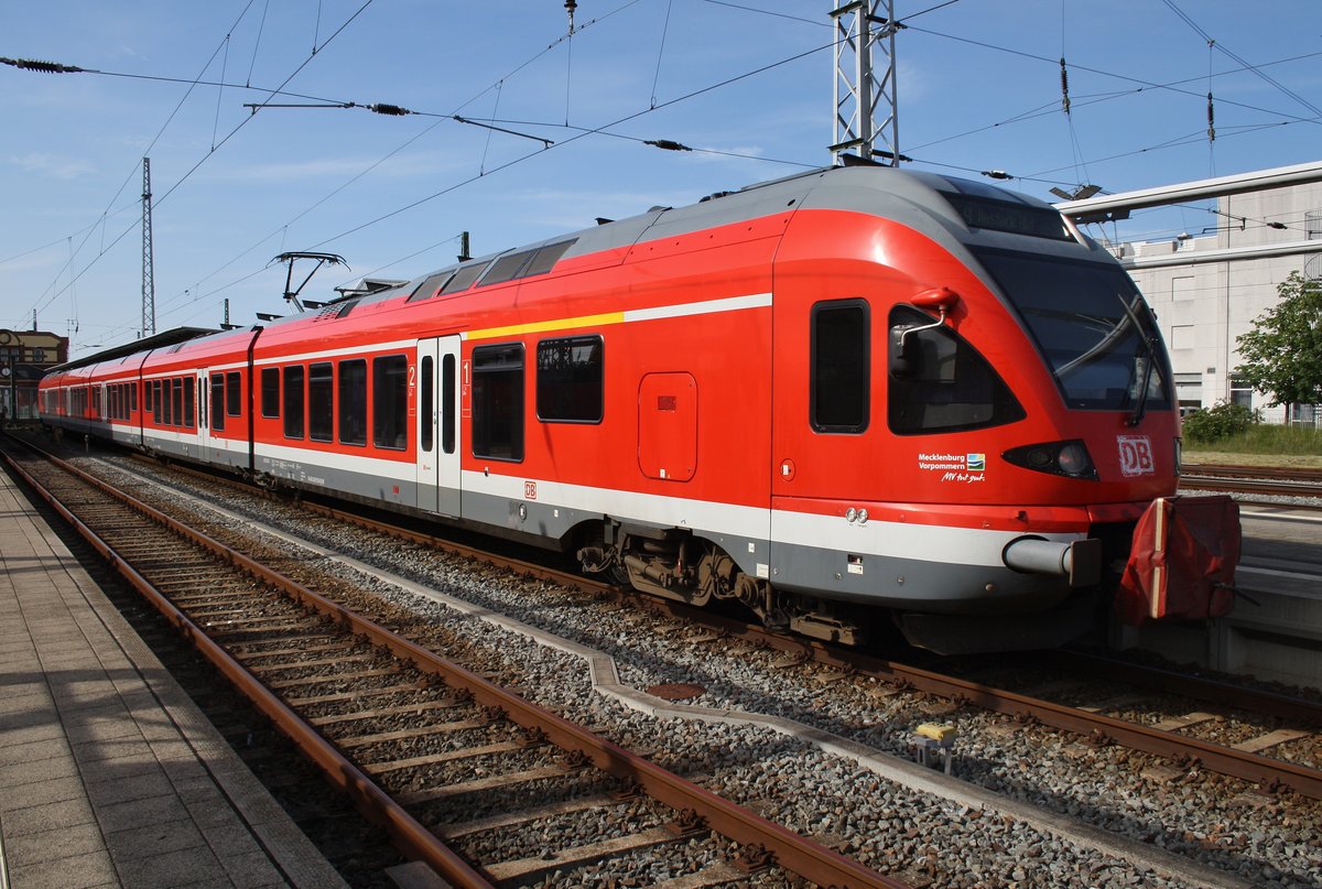429 530-9 steht am 22.7.2016 als RE9 (RE13015) nach Sassnitz in Rostock Hauptbahnhof.