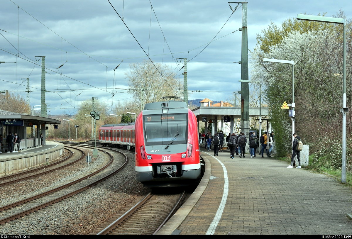 430 ??? und 430 043-0 der S-Bahn Stuttgart als S3 von Stuttgart-Vaihingen nach Backnang stehen im Bahnhof Waiblingen auf Gleis 3.
[11.3.2020 | 13:19 Uhr]