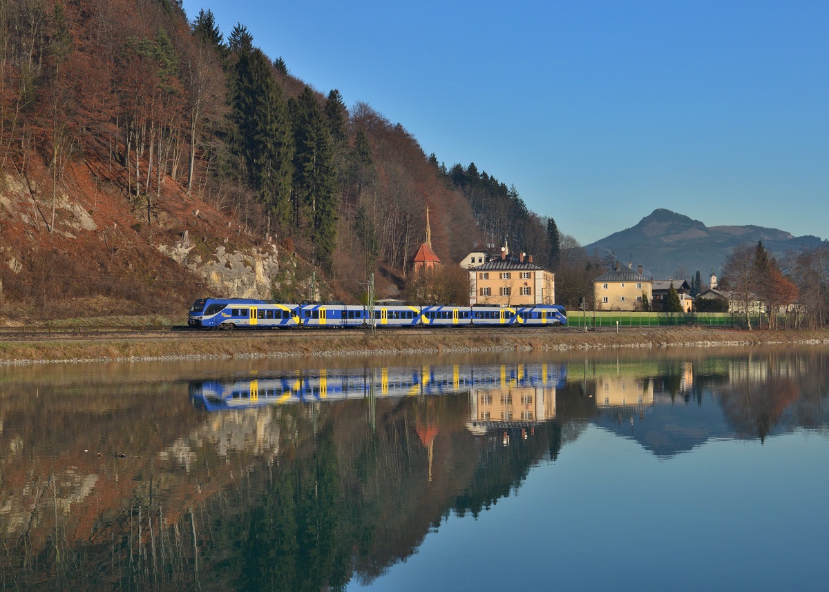 430 002 (ET 302) als M nach Kufstein am 24.12.2014 bei Kufstein. 