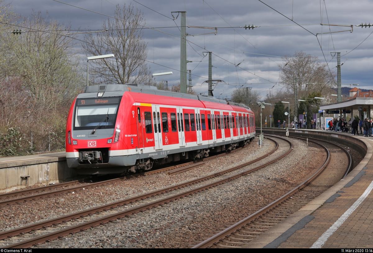 430 003-4 und 430 008-3 der S-Bahn Stuttgart als S3 von Backnang nach Stuttgart-Vaihingen verlassen den Bahnhof Waiblingen auf Gleis 1.
[11.3.2020 | 13:16 Uhr]