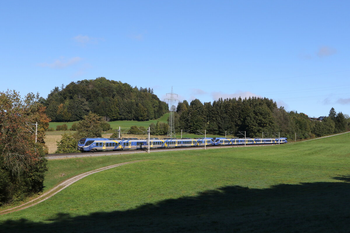 430 004 und 430 022 waren am 6. Oktober 2024 bei Axdorf auf dem Weg nach München.