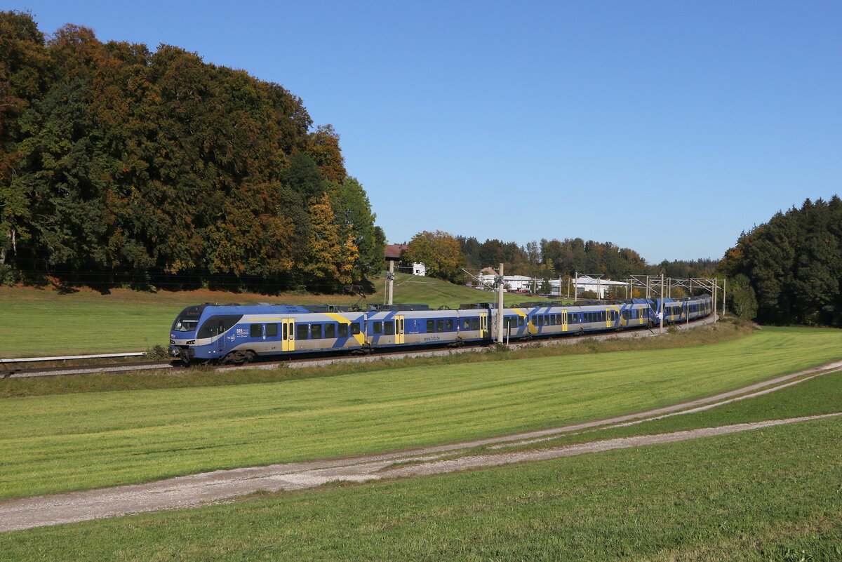 430 004 und 430 023 waren am 25. Oktober 2023 bei Axdorf im Chiemgau auf dem Weg nach München.