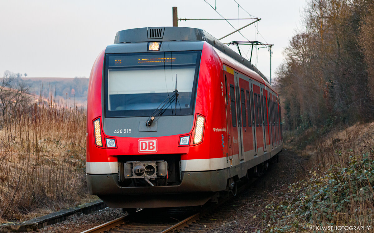 430 015 kurz vor dem überfahren des Bahnübergangs in Erdmannhausen.
Erdmannhausen, 02.02.2026