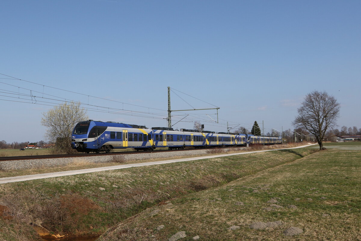 430 020 und 430 025 waren am 10. März 2026 bei Übersee am Chiemsee auf dem Weg nach München.