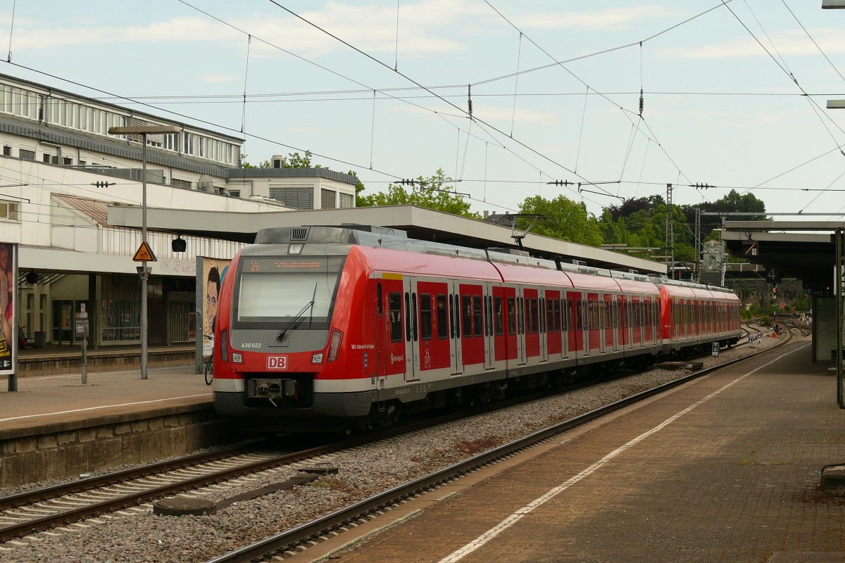 430 022 als S4 der Stuttgarter S-Bahn nach Stuttgart Schwabstrasse am 3.6.15 in Ludwigsburg.