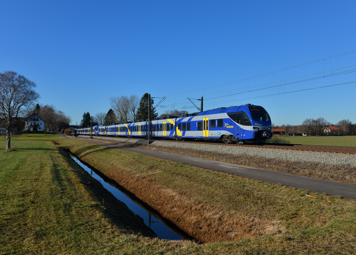 430 022 (ET 322) als M nach Salzburg am 30.12.2013 bei Übersee. 