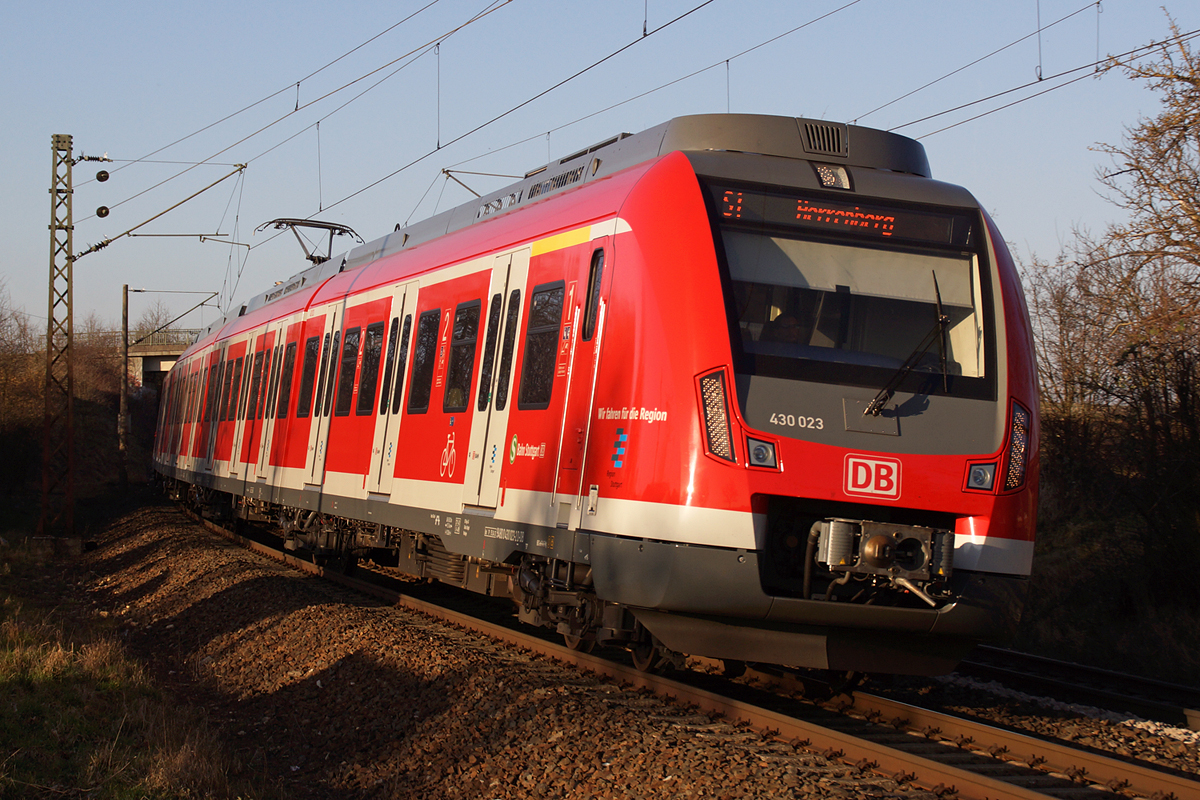 430 023-2 ist am 09.03.2014 auf der S-Bahn-Linie S1 nach Herrenberg unterwegs. Aufgenommen kurz vor Herrenberg.